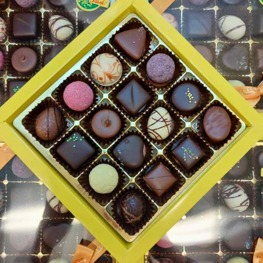 Påskask 16 praliner | Gul påskask med handgjord choklad
