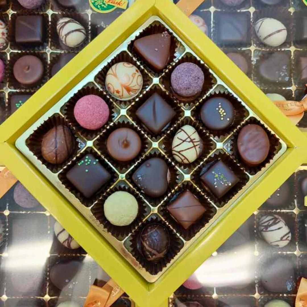 Påsk Chokladägg med små marsipan kycklingar och gult sidenrosett.