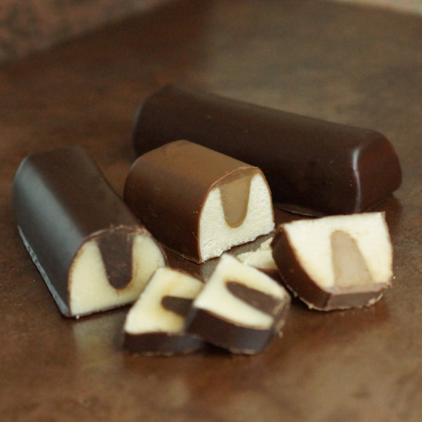 Marsipanstång med tryffelkärna. Dppad i choklad.