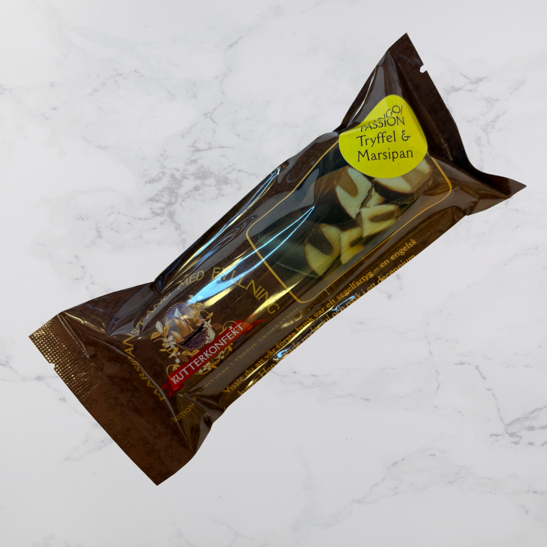 Marsipanstång fylld med tryffel doppad i mörk choklad.
