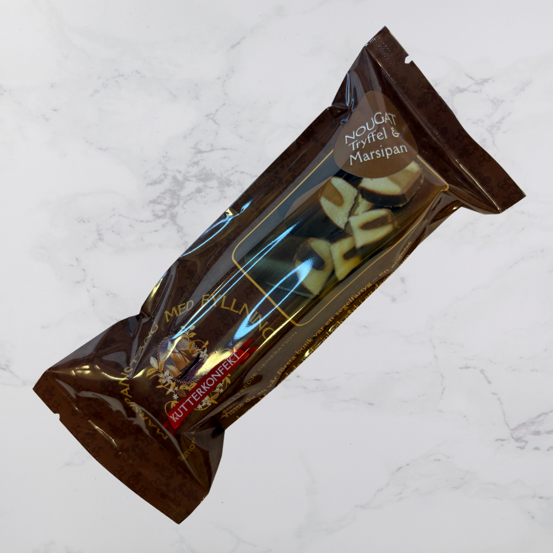 Marsipanstång fylld med tryffel doppad i mörk choklad.